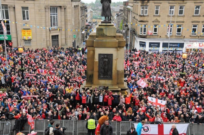 Other image for Oakwell stars paint town red